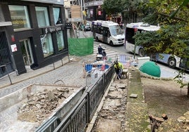 Operarios realizan la intervención en la calle Cuesta de la Virgen.