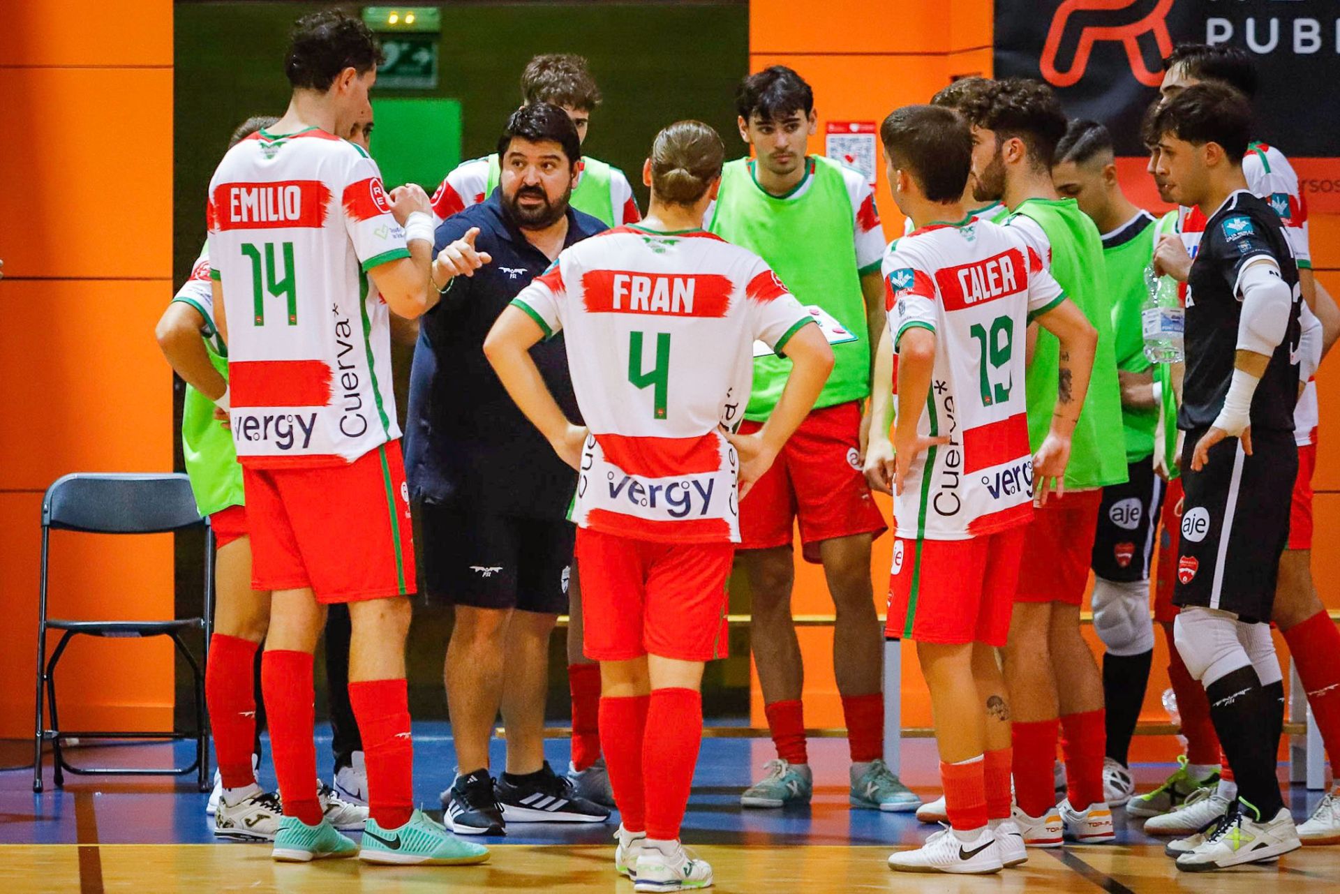 Rafa Romero da instrucciones a sus jugadores.