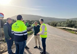 El diputado José Luis Agea y el alcalde de Chiclana de Segura, Santiago Rodríguez, visitan las obras.