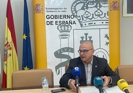 El subdelegado del Gobierno, Manuel Fernández, en la rueda de prensa.