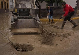 Trabajos en Chauchina para deshacerse del barro.