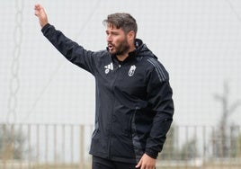 Jon Erice se dirige a sus futbolistas durante un entrenamiento de esta semana.