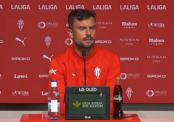El entrenador del Sporting, Rubén Albés, comparece en sala de prensa.