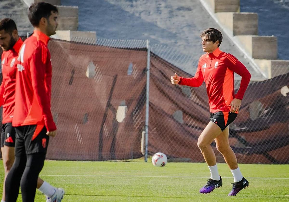 Gonzalo Villar participa en el entrenamiento de este viernes.