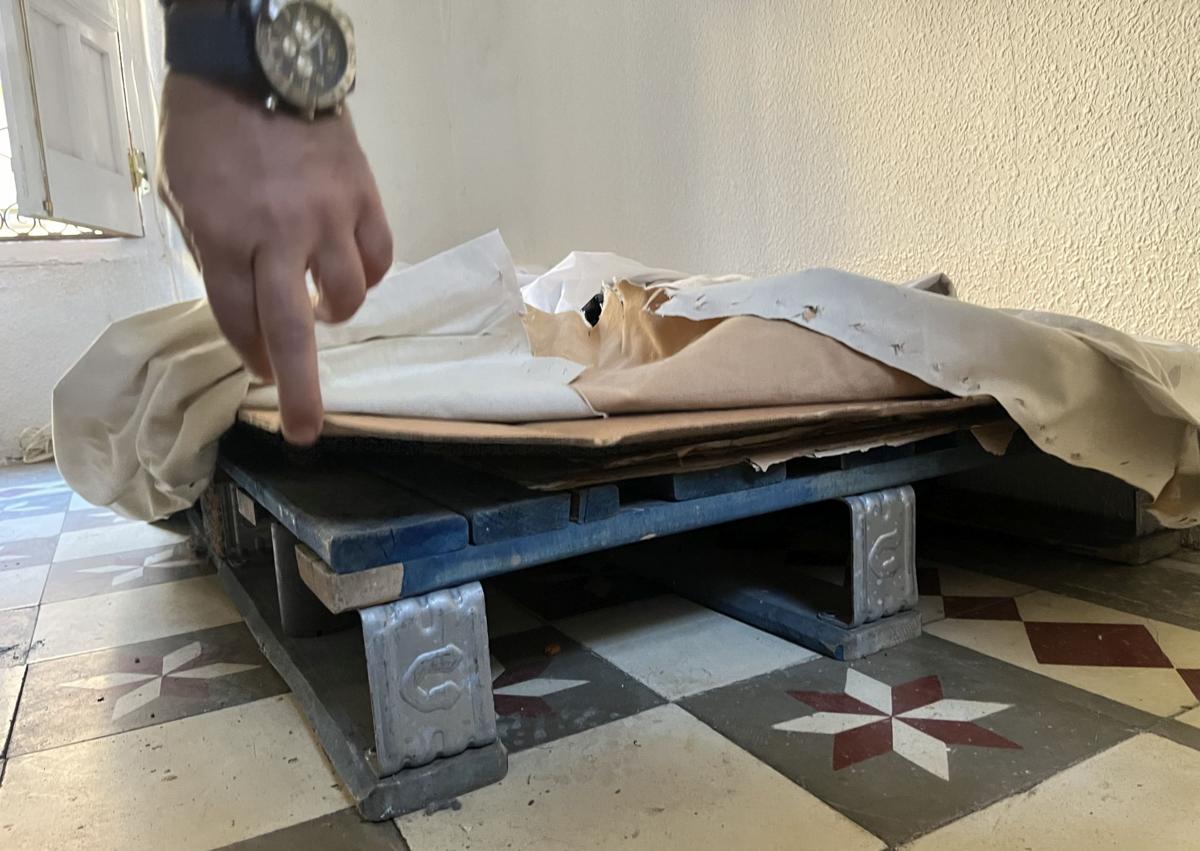 Imagen secundaria 1 - Por orden, basura con restos recogidos por Rafael; cama con palets sobre la que dormían; y primera planta incendiada.