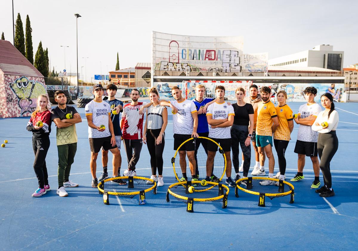 Los jugadores del Granada Roundnet Club, preparados para entrenar en el Botellódromo de Méndez Núñez.