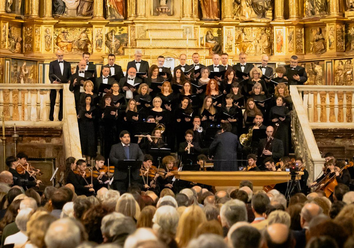 Un aspecto del Monasterio de San Jerónimo durante la interpretación de la 'Messa di Gloria'.