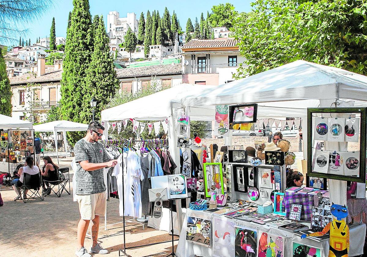 Tenderetes ubicados en el Campo del Príncipe durante una actividad del mercadillo de artesanía que se celebra mensualmente en el barrio.