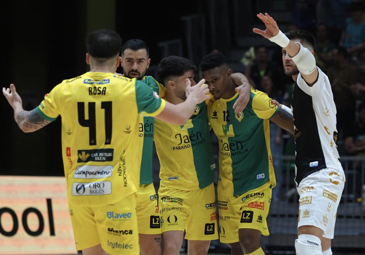 Los jugadores amarillos celebran uno de los tantos logrados durante la primera mitad.