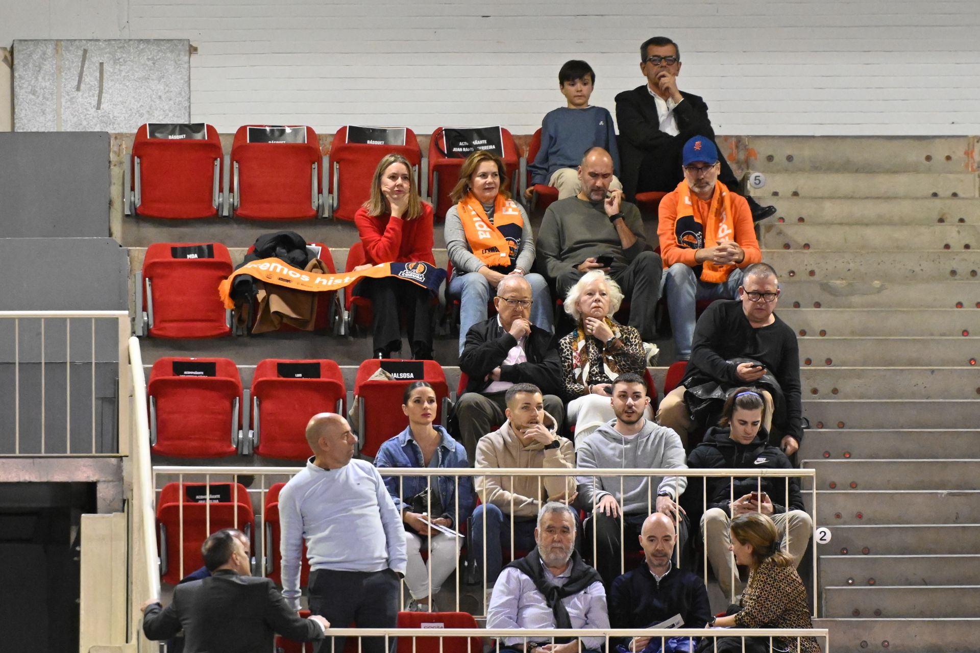 Encuéntrate en la grada durante el Covirán - Leyma Coruña