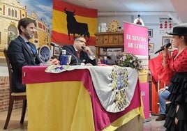 Isabel Escobar canta a Juan José Padilla, acompañado por Alejandro Granados.