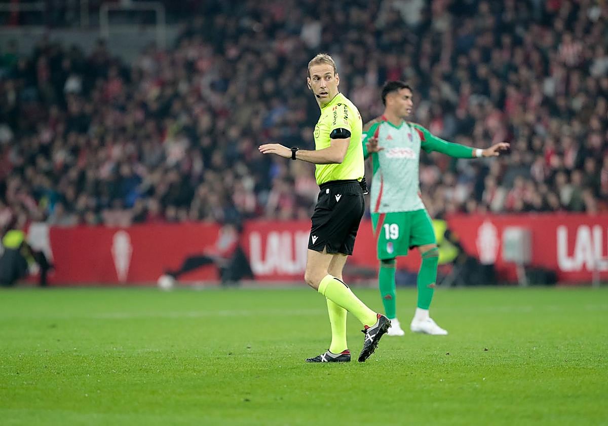 El colegiado Sánchez López, en mitad del encuentro entre Sporting y Granada.