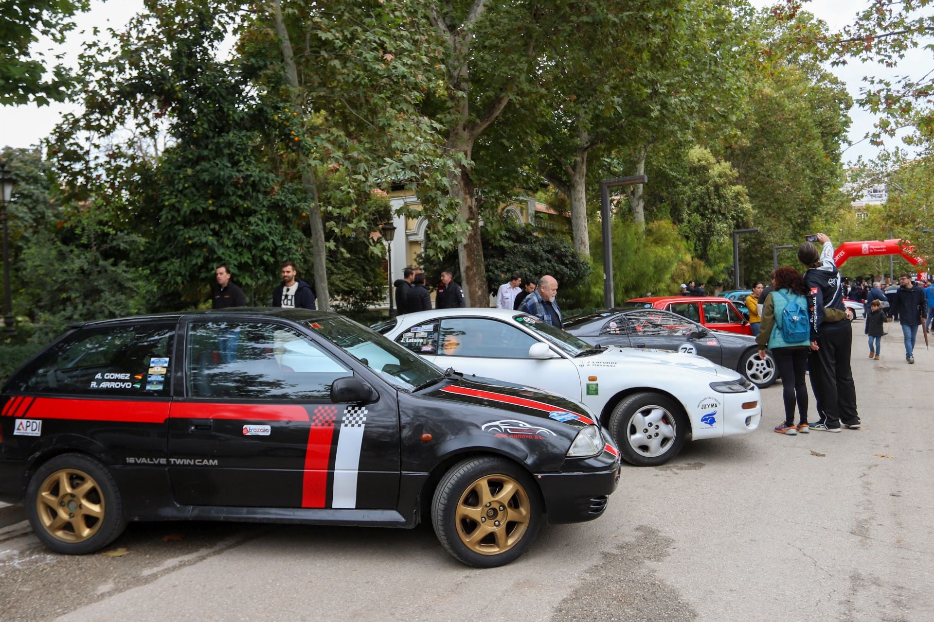 El Rally Primeras Nieves llena Granada de coches clásicos