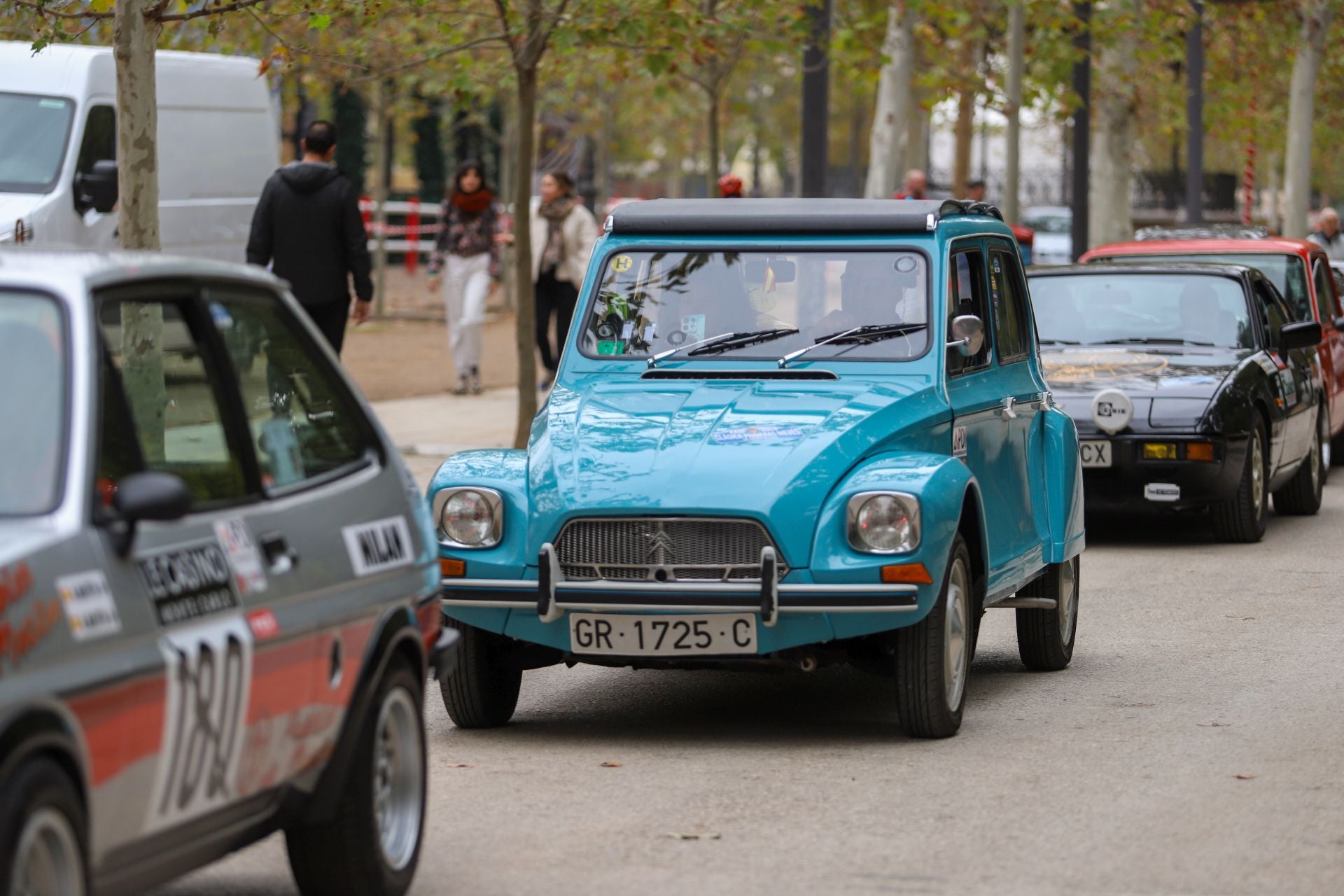 El Rally Primeras Nieves llena Granada de coches clásicos