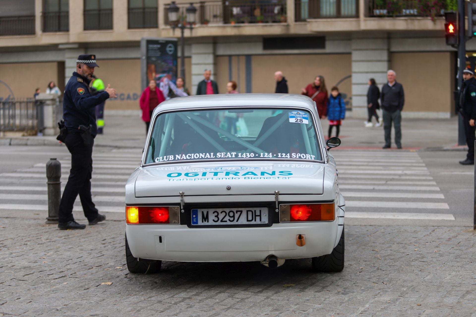 El Rally Primeras Nieves llena Granada de coches clásicos