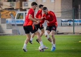 Sergio Ruiz participa en el último entrenamiento del equipo.