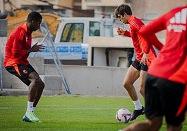 Gonzalo Villar encara a Siren Diao con balón durante el último entrenamiento del equipo.