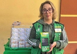 El premio de 350.000 euros que ha ido a parar a Granada gracias a la vendedora Inmaculada Pérez.