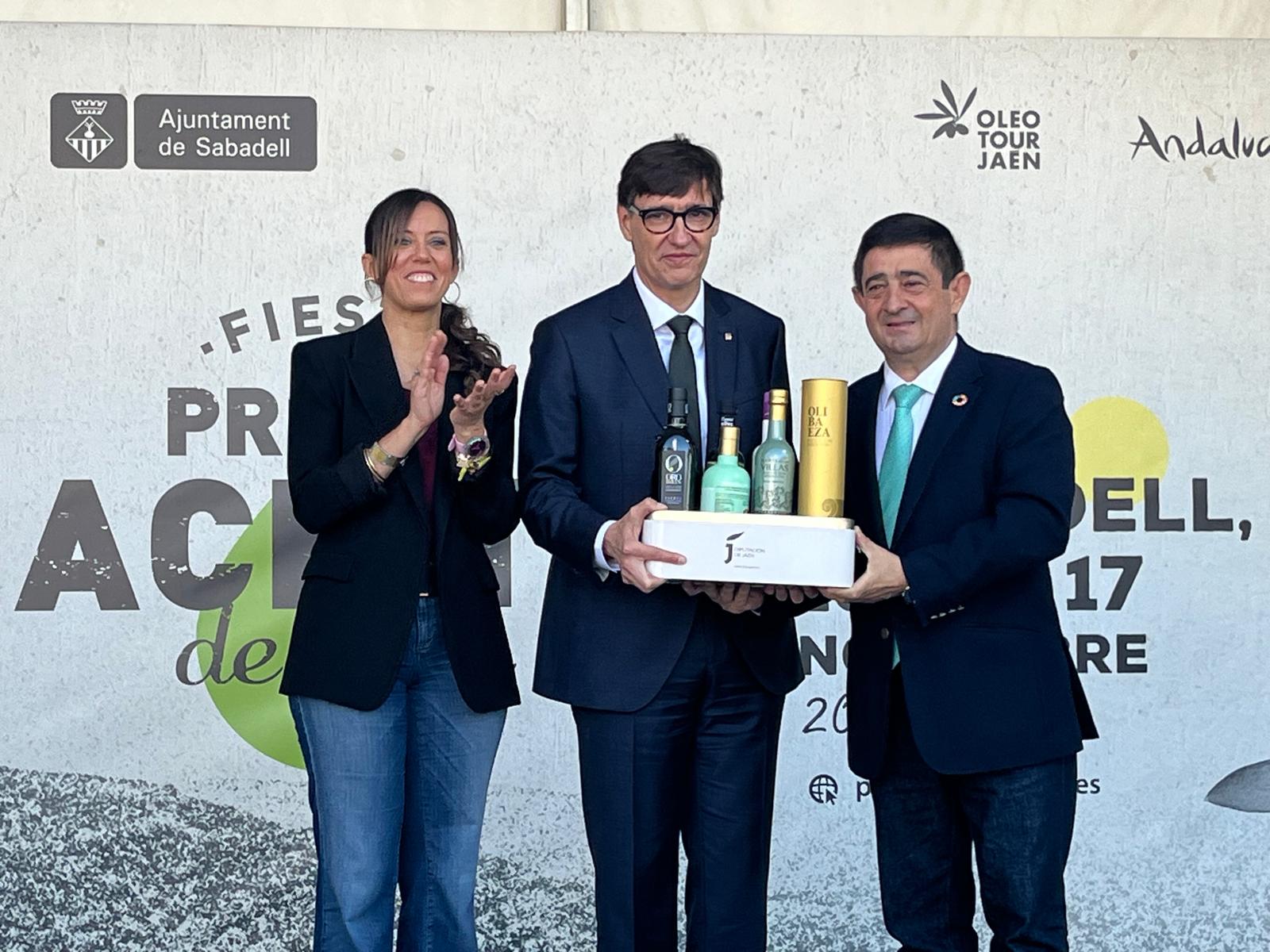 Entrega a Illa de una selección de los mejores aceites de la provincia.