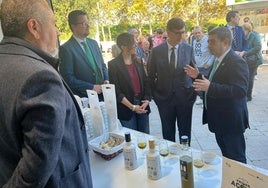 Reyes explica a Salvador Illa la calidad de los aceites tempranos.