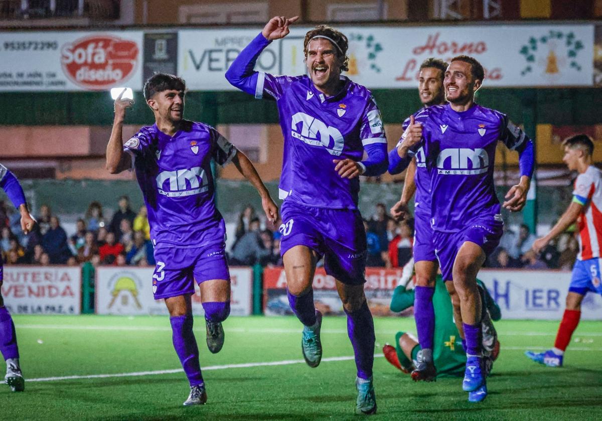 Mauro, que marcó la pasada jornada los dos tantos de la victoria ante el Atlético Porcuna, celebre el uno a dos en el Matías Prats.