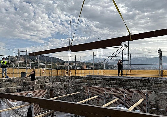 Operarios colocan las vigas en el nuevo forjado de la azotea de la Catedral, a 57 metros de altura.