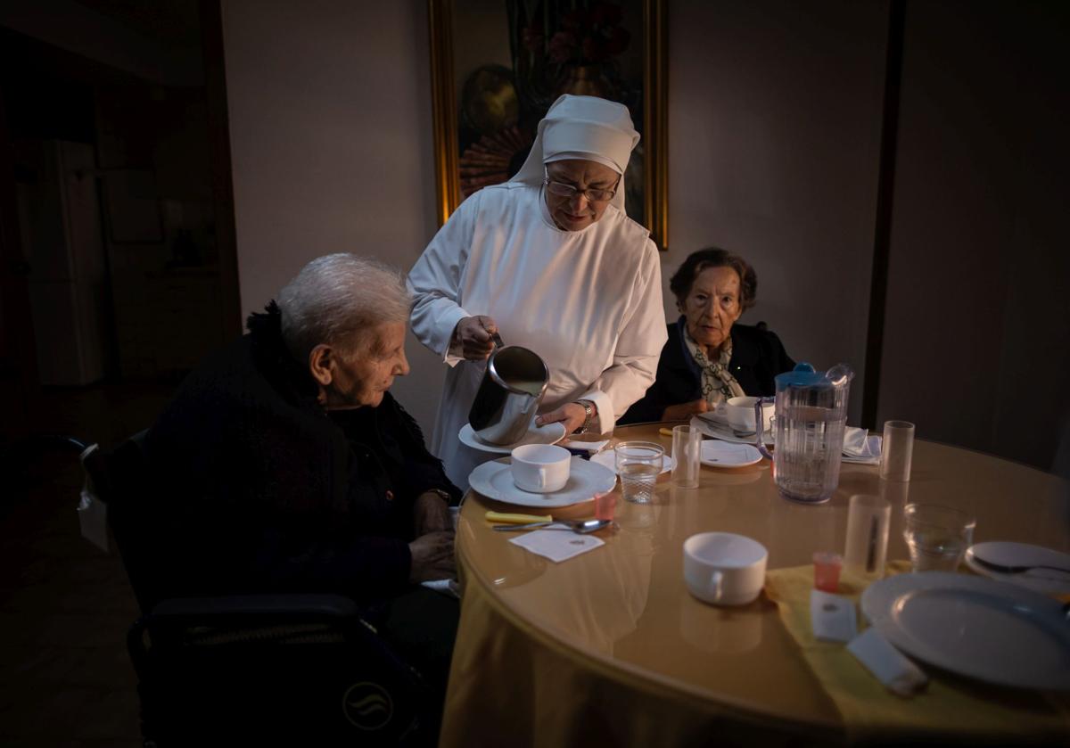 Imagen principal - Sor Ana María poniendo desayunos, una imagen del comedor y Sor Evangelina, una hermanita de origen nigeriano, la última de las vocaciones que ha llegado a Granada, desde la casa de Jaén.