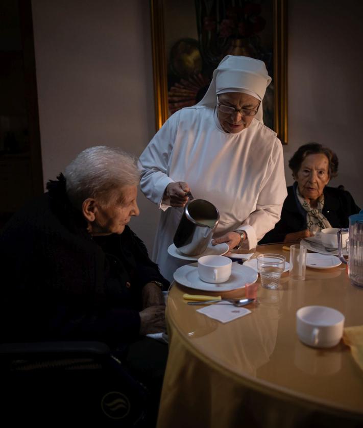 Imagen secundaria 2 - Imágenes de la capilla y el comedor de las Hermanitas.