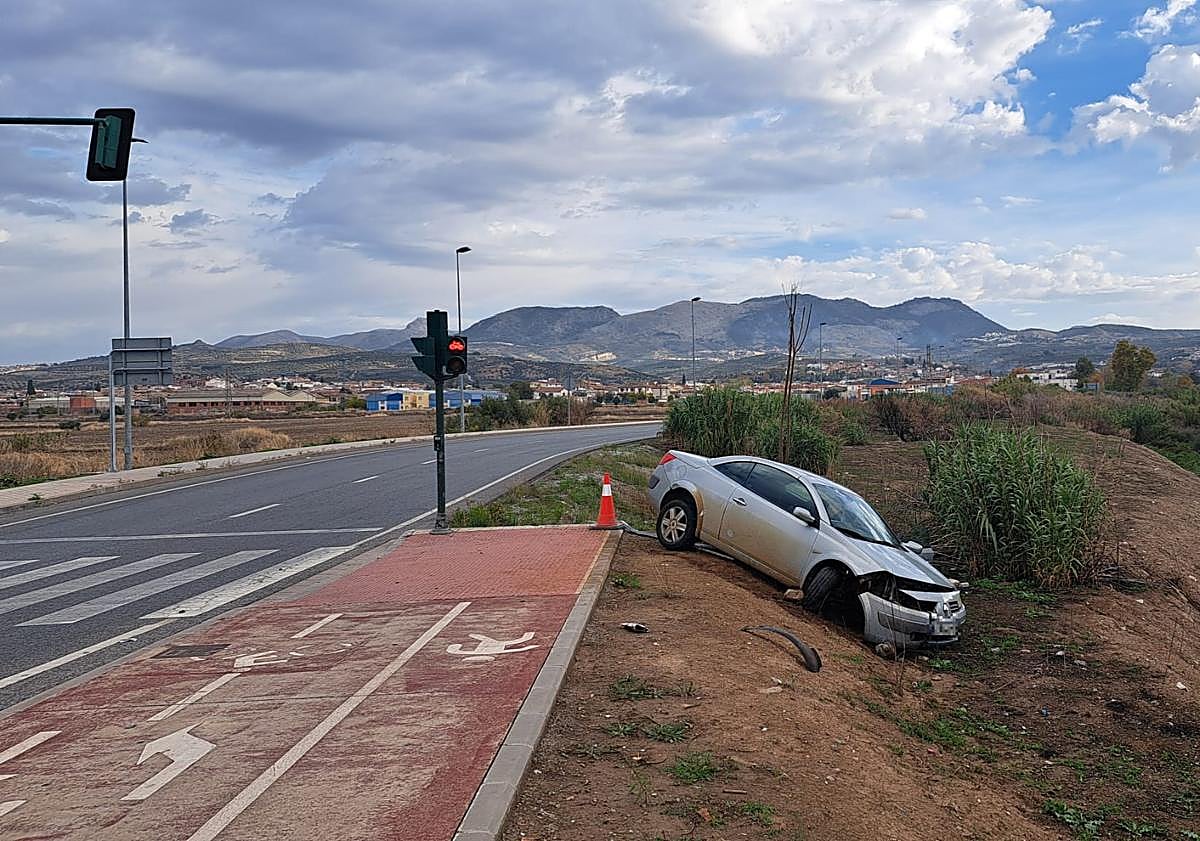 Imagen principal - Coche estrellado en Merced Alta.