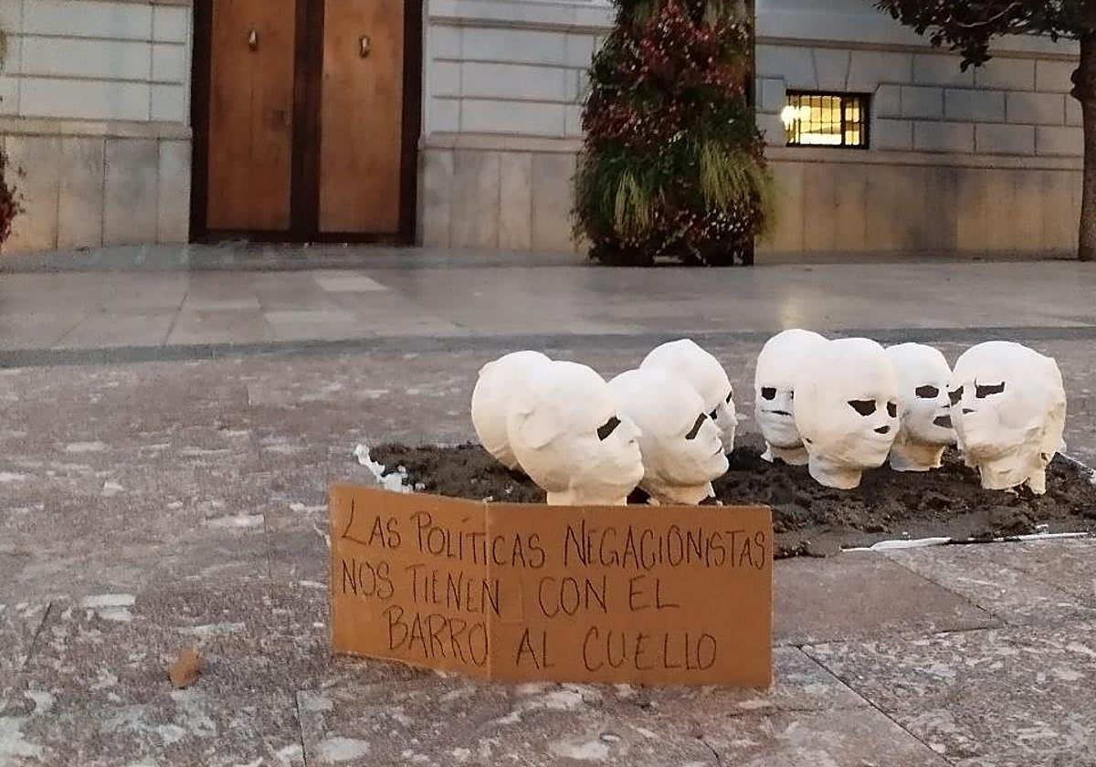 Escultura colocada frente al Ayuntamiento de Granada.