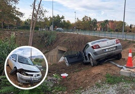 Coche estrellado junto al barranco de Merced Alta, con la señal destrozada.