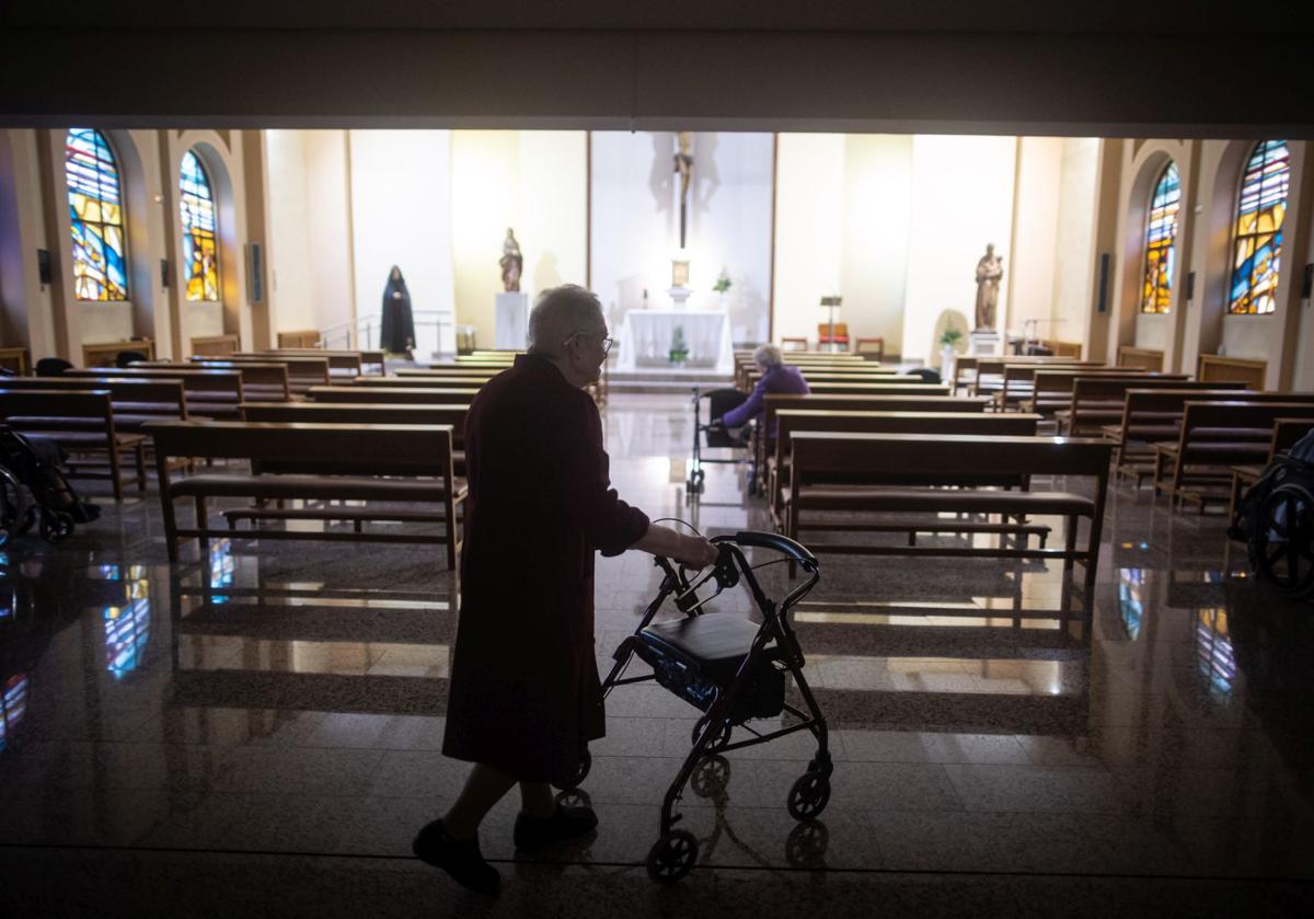 Imagen principal - Imágenes de la capilla y el comedor de las Hermanitas.