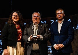El presidente de la Peña Flamenca de Martos Manuel López recoge el premio