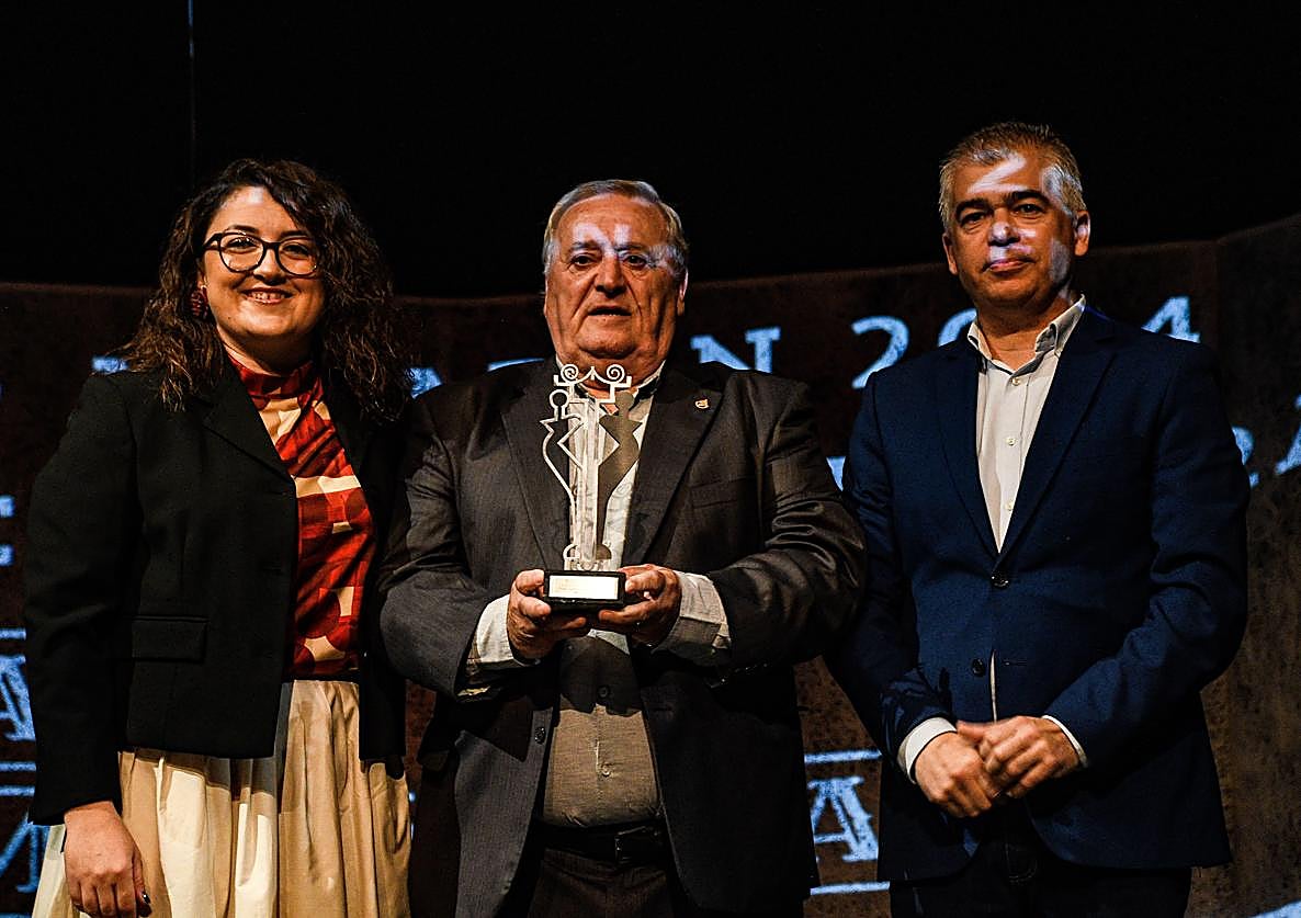 El presidente de la Peña Flamenca de Martos Manuel López recoge el premio