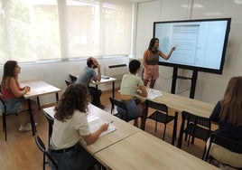 Varios alumnos reciben formación en una academia