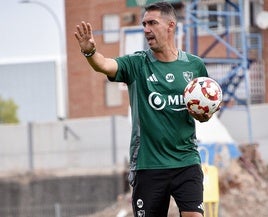 Juan Antonio Milla dirigiendo un entrenamiento