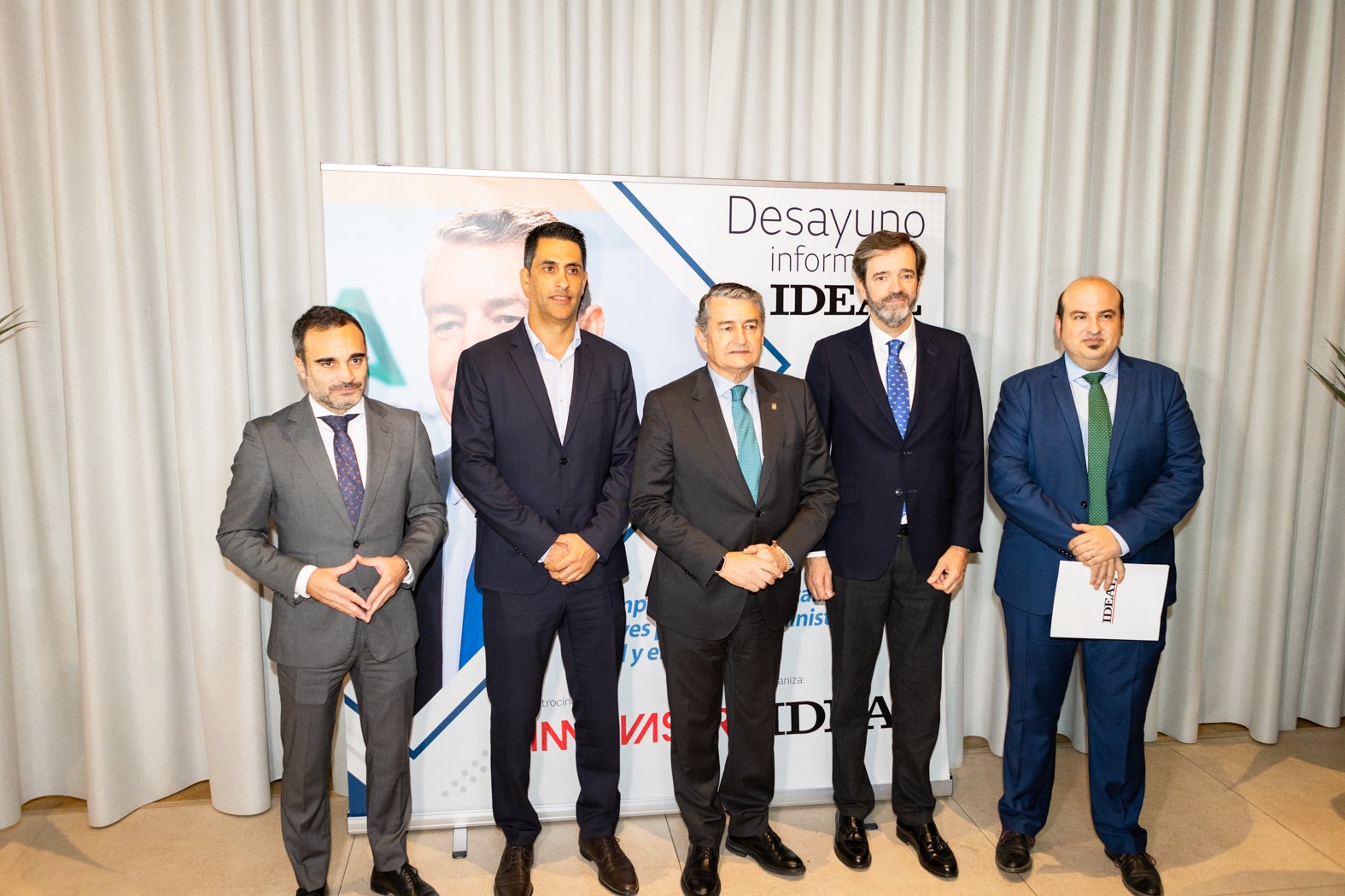 Antonio Sanz, consejero de Presidencia, flanqueado por el director de IDEAL, Quico Chirino; el ceo de Innovasur, Juan José Prieto; Antonio González, director general de IDEAL y Miguel Cárceles, delegado de IDEAL ALMERÍA.