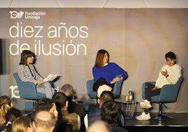 María Pérez, a la derecha, y Edurne Pasaban, en el centro, durante su coloquio.