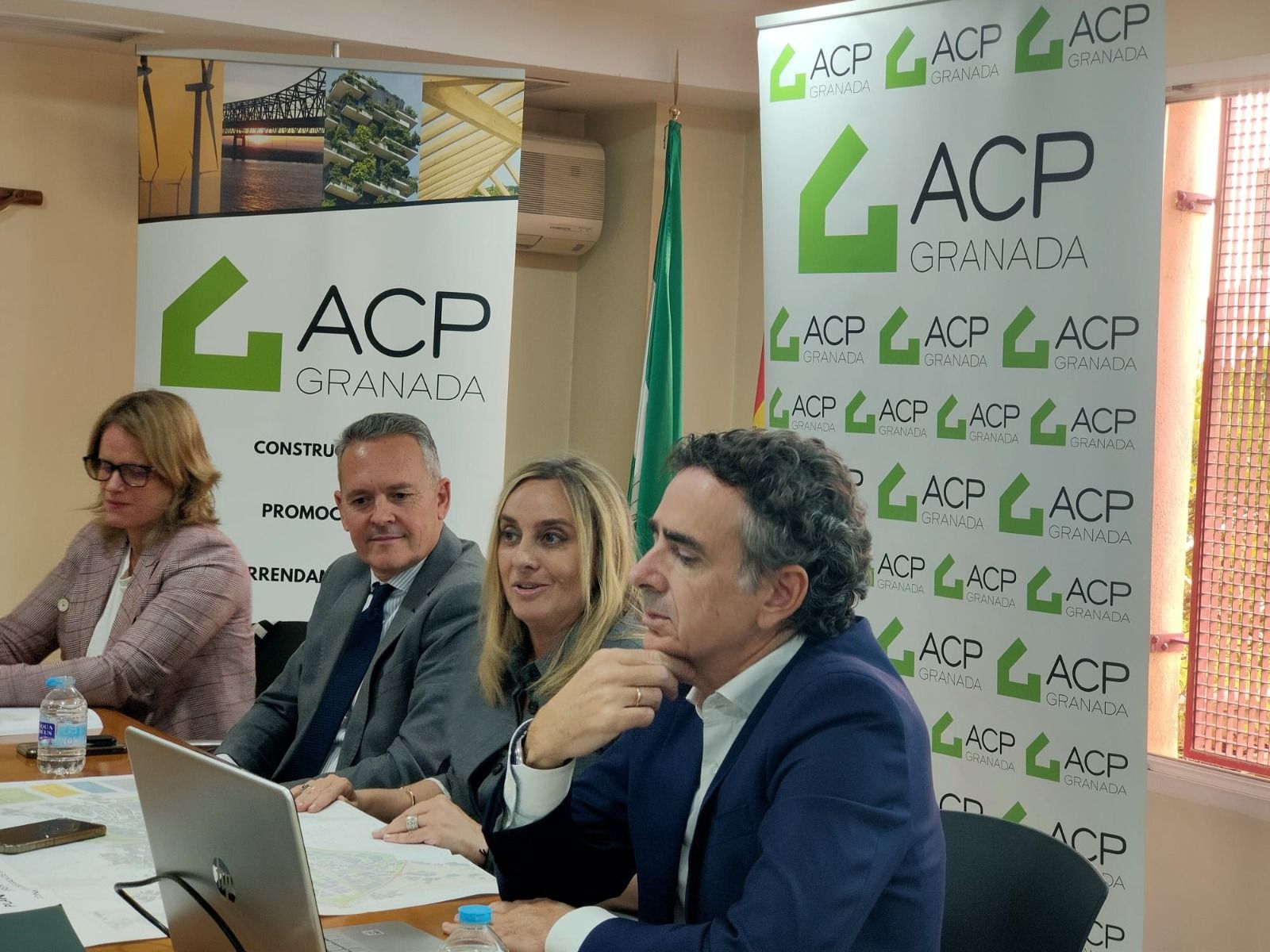 La coordinadora del área de Urbanismo, el presidente de la ACP, la alcaldesa y el concejal de Urbanismo en la reunión con las empresas constructoras.