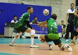 Charly Jiménez y Juanmi González, en acción de recepción.