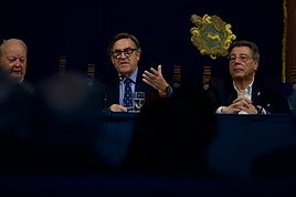 El economista Juan Torres, durante su exposición ayer en el Club de la Constitución de Granada.