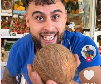 El truco viral de 'frutero tiktokero' para saber si un coco está en buenas condiciones
