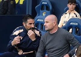 Paco López, a la derecha, departe con un compañero del cuerpo técnico en el Cádiz.