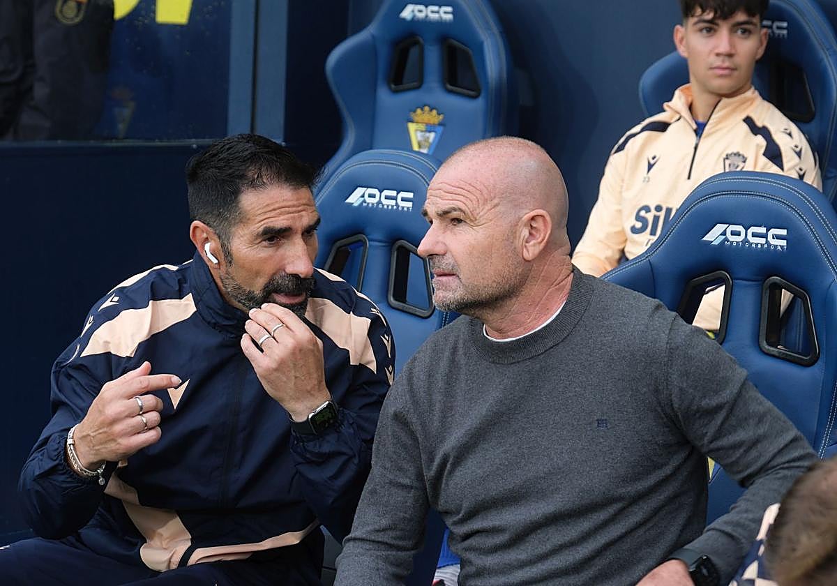 Paco López, a la derecha, departe con un compañero del cuerpo técnico en el Cádiz.