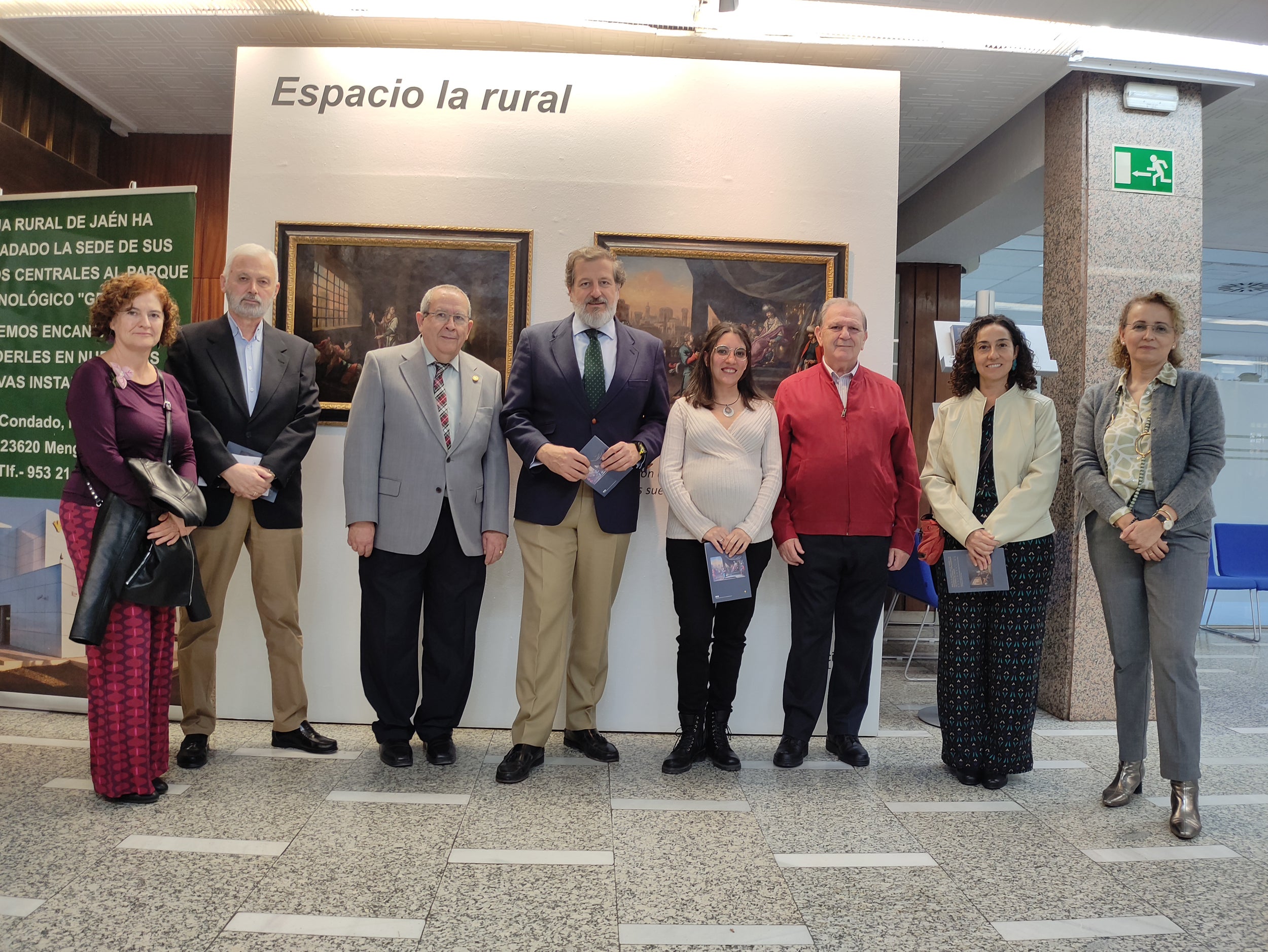 Presentación de los óleos restaurados, que se pueden apreciar, en parte, detrás de los participantes en su recuperación.