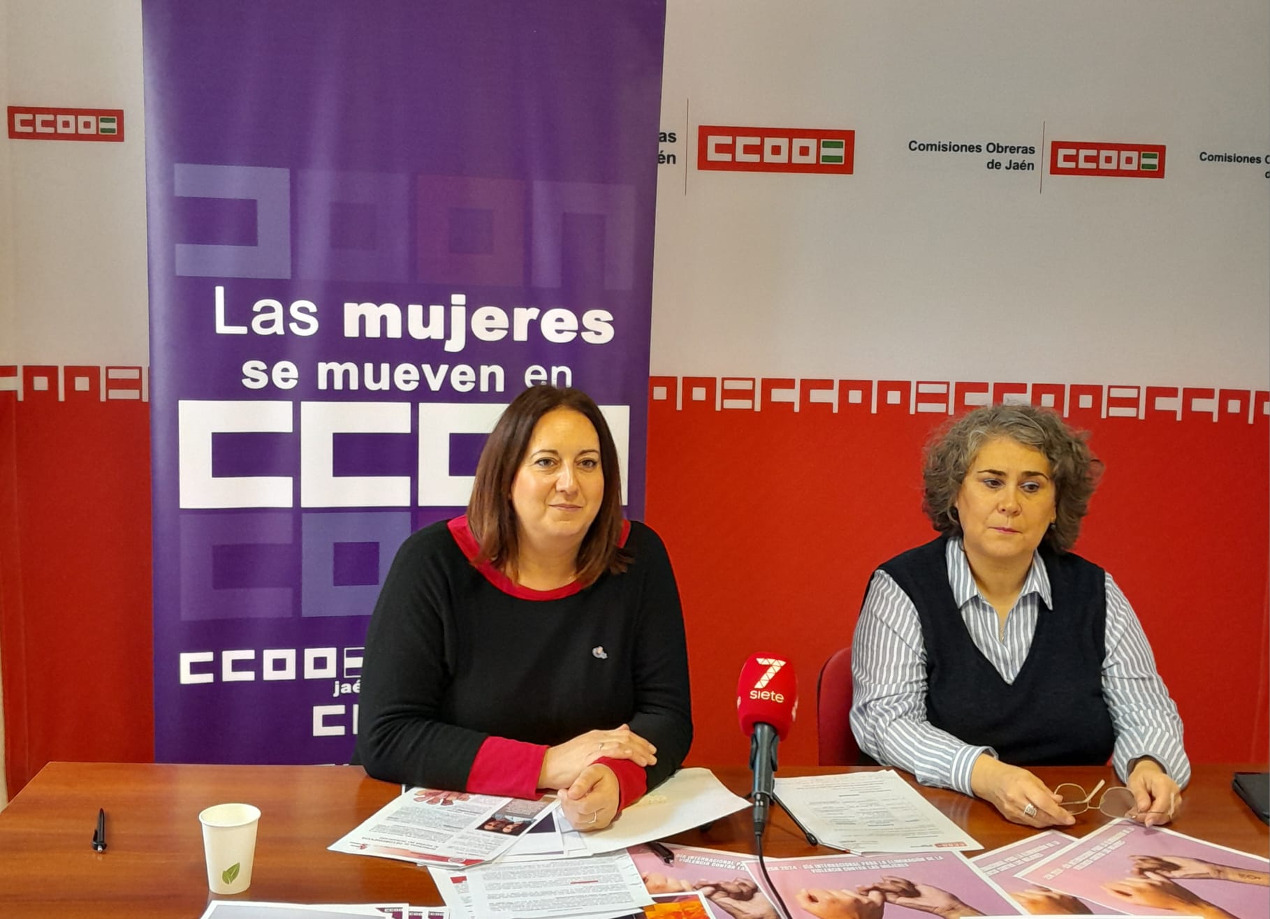 Silvia de la Torre (izq) durante la rueda de prensa.