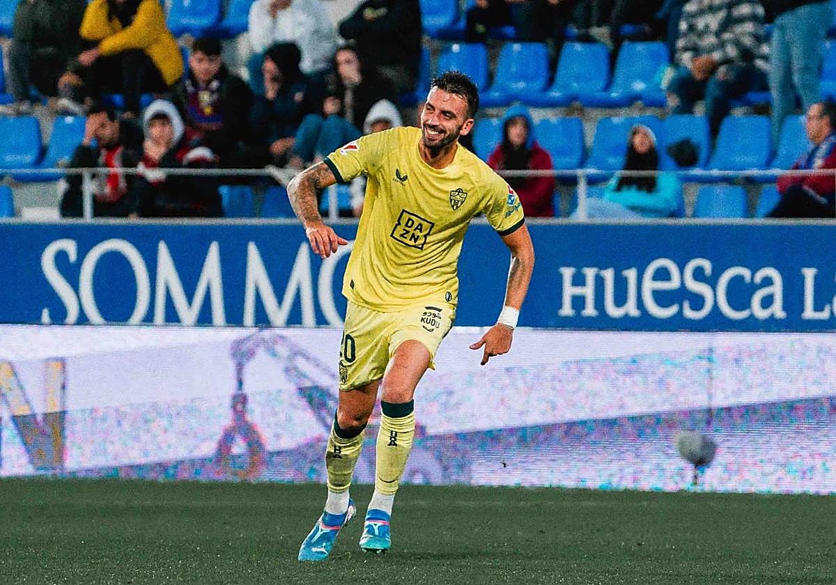 Álex Centelles durante un entrenamiento con el Almería. UDA