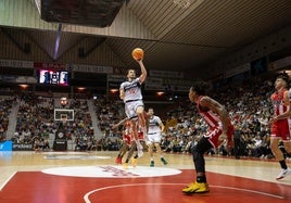 Sergi García prueba con una bomba en Fontajau ante Pons.