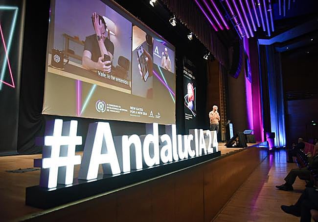 Jon Hernández en el escenario del Palacio de Congresos.,