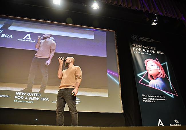 Jon Hernández manteniendo una conversación con una IA.
